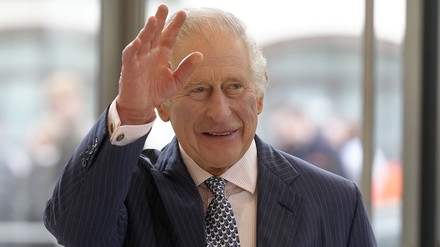 Am Mittwoch ist König Charles III. zu Besuch in Berlin. Angeblich soll er im Hotel Adlon nächtigen. (Foto: © picture alliance /empics/Kirsty Wigglesworth) König Charles Portrait