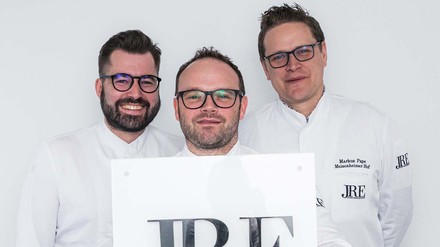 Die neuen Vorstandsmitglieder: Vize-Präsident Andreas Widmann (Widmann’s Alb.leben, Königsbronn), Präsident Oliver Röder (Burg Flamersheim, Euskirchen), Schatzmeister Markus Pape (Meisenheimer Hof, Meisenheim). Credit: Jeunes Restaurateurs (Foto: © Jeunes Restaurateurs) Die neuen Vorstandsmitglieder der JRE.