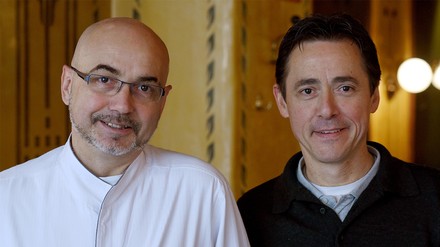 Der Besitzer des Restaurant Le Moissonnier, Vincent Moissonie (r), und Chefkoch Eric Menchon. (Bild von 2014) (Foto: © picture alliance / dpa | Henning Kaiser) Der Besitzer des Restaurant Le Moissonnier, Vincent Moissonie (r), und Chefkoch Eric Menchon
