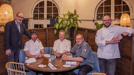 V.l.n.r: Harald Schmitt (Geschäftsführer der Fleesensee Hotelbetriebsgesellschaft m.b.H.), Brian Petrie, Christian Stockmann, Stefan Michael Ernst, Christian Braun (Foto: © Fleesensee ) Harald Schmitt (Geschäftsführer der Fleesensee Hotelbetriebsgesellschaft m.b.H.), Brian Petrie, Christian Stockmann, Stefan Michael Ernst, Christian Braun