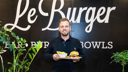 Lukas Tauber präsentiert ein Burgerunikat. (Foto: © Moni Fellner) Lukas Tauber freut sich auf den Geschmack des Le Burger Burgerunikats.