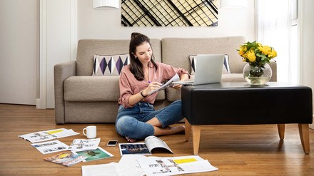 Arbeiten und Reisen werden in dem Hotelkonzept verbunden. (Foto: © Citadines Tour Eiffel Paris/Johnson) Junger Gast, der in Hotelzimmer arbeitet.
