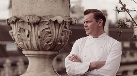 Alex Dilling schreibt seine Erfolgsgeshcichte fort: Für sein Restaurant „Alex Dilling“ hat er zwei Michelin Sterne erkocht. (Foto: © The Set Collection) Alex Dilling schreibt seine Erfolgsgeshcichte fort: Für sein Restaurant „Alex Dilling“ hat er zwei Michelin Sterne erkocht.