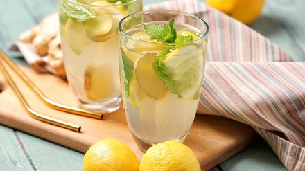 „Wenn das Leben dir Zitronen gibt, dann mach Limonade draus!“ Das dachte sich vielleicht auch Ernst Menschel, der den Familenbetrieb Menschel-Limo vor 124 Jahren gründete. (Foto:©Pixel-Shot/stock.adobe.com) „Wenn das Leben dir Zitronen gibt, dann mach Limonade draus!“ Das dachte sich vielleicht auch Ernst Menschel, der den Familenbetrieb Menschel-Limo vor 124 Jahren gründete.