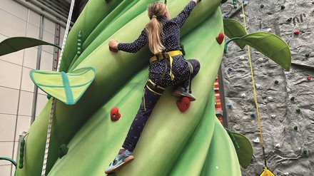 Die Spiel- und Kletterhalle im Holland-Park ist mit ihren 4.000 m² die größte Indoorspielhalle in Berlin und Brandenburg. (Foto: © Holland-Park)