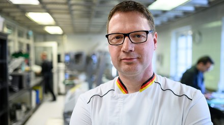 Jan-Göran Barth, Küchenchef im Schloss Bellevue, bereitet zusammen mit seinem Team das Abendessen für das Staatsbankett zu Ehren von König Charles III. und Königin Camilla im Schloss Bellevue vor. (Foto:©picture alliance/dpa | Bernd von Jutrczenka) Jan-Göran Barth, Küchenchef im Schloss Bellevue, bereitet zusammen mit seinem Team das Abendessen für das Staatsbankett zu Ehren von König Charles III. und Königin Camilla im Schloss Bellevue vor