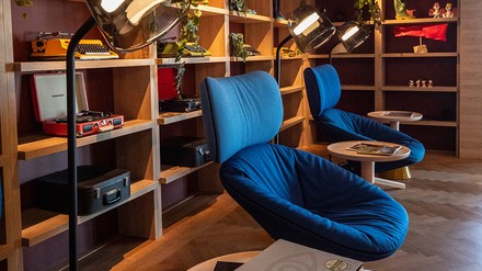 Lässige Sessel laden zum Verweilen ein. (Foto: © KONCEPT HOTELS)