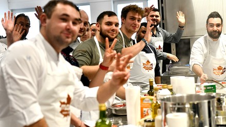 Ein besonderer JRE-Moment: Die Teilnehmer der Flavour Pairing Masterclass experimentieren mit dem Geschmack von Ahornsirup. (Foto: © Jeunes Restaurateurs Deutschland) Ein besonderer JRE-Moment: Die Teilnehmer der Flavour Pairing Masterclass experimentieren mit dem Geschmack von Ahornsirup.