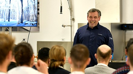 Christian Mittermeier erklärt den Teilnehmern der Flavour Pairin Masterclass wie vielfältig Ahornsirup in der Sterneküche eingesetzt werden kann. (Foto: © Jeunes Restaurateurs Deutschland)
