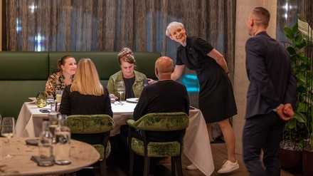 Kathrin Feix erkundigt sich bei den Gästen, ob alles recht ist. (Foto: © VILA VITA) Kathrin Feix erkundigt sich bei den Gästen, ob alles recht ist.