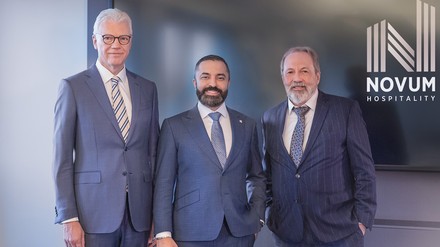 David Etmenan, Chief Executive Officer & Owner (Mitte) mit den Aufsichtsratsmitgliedern Thomas Willms und Prof. Stephan Gerhard (Foto: ©NOVUM Hospitality) David Etmenan, Chief Executive Officer & Owner (Mitte) mit den Aufsichtsratsmitgliedern Thomas Willms und Prof. Stephan Gerhard.