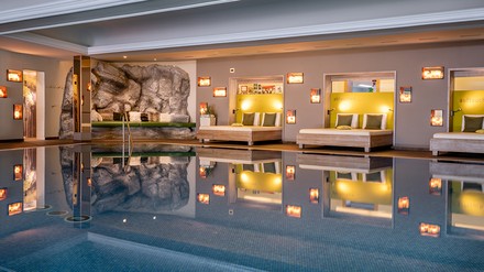 Im Wellness Pool macht das Relaxen doppelt so viel Spaß (Foto: © Fünf-Sterne-Hotel Franks Oberstdorf)