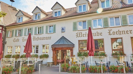 Das Flairhotel Weinstube Lochner hat 500,- Euro für ein Mädchen mit Muskelschwäche gesammelt. (Foto: © Flair Hotels e.V./Markus Brodt) Das Flairhotel Weinstube Lochner hat 500,- Euro für ein Mädchen mit Muskelschwäche gesammelt. (Foto: © Flair Hotels e.V./Markus Brodt)