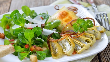 Die Osterzeit mit dem Gründonnerstag (Welt-Maultaschen-Tag) ist für die Schwaben so etwas wie der Saisonhöhepunkt für Maultaschen.(Foto: ©kab-vision/stock.adobe.com) Die Osterzeit mit dem Gründonnerstag (Welt-Maultaschen-Tag) ist für die Schwaben so etwas wie der Saisonhöhepunkt für Maultaschen
