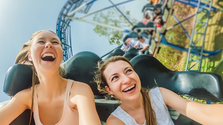 Ab in die Achterbahn – Fahrspaß garantiert. (Foto: © galitskaya/stock.adobe.com) Ab in die Achterbahn – Fahrspaß garantiert.