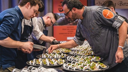 Auf den Punkt gebracht: Neun Gänge wurden in kleinen Häppchen auf dem Löffel serviert. (Foto: © H-Hotels.com) Löffel mit kleinen Häppchen