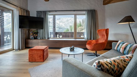 Die renovierten Suiten bieten unter anderem eine Terrasse oder einen Balkon mit Blick auf das Kaisergebirge. (Foto: © Günter Standl) Suite im Hotel Der Bär