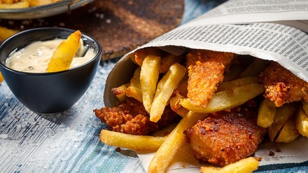 Fish and Chips sind in England ein beliebter Straßen-Snack. (Foto: © shaiith/stock.adobe.com) Fish and Chips sind in England ein beliebter Straßen-Snack.