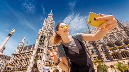 Die Bundesregierung prüft derzeit die Aufhebung der coronabedingt eingeführten Einreisesperre für chinesische Touristen. (Foto: © EdNurg/stock.adobe.com) Eine asiatische Touristin in München