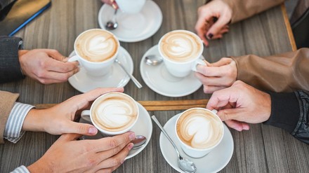 Nach Angaben des Deutschen Kaffeeverbands konsumieren Kaffeetrinker in Deutschland pro Kopf und Tag im Schnitt knapp vier Tassen Kaffee. (Foto: © DisobeyArt/stock.adobe.com) 5 Tassen Kaffee auf einem Tisch