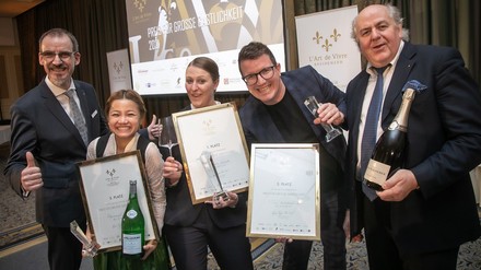 Die Preisträger des letzten Wettbewerbs (v. l. n. r.): Drittplatzierte Kanjanaporn Thongkhao aus Salzburg/Hotel Schloss Fuschl, Siegerin Anne Maria Gerhardt aus dem Hotel Bareiss/ Baiersbronn, Zweitplatzierter Tim Biebighäuser-Becker aus dem Hotel Deimann/Schmallenberg (Foto: © Christian Kielmann) Die Preisträger des letzten Wettbewerbs (v. l. n. r.): Drittplatzierte Kanjanaporn Thongkhao aus Salzburg/Hotel Schloss Fuschl, Siegerin Anne Maria Gerhardt aus dem Hotel Bareiss/ Baiersbronn, Zweitplatzierter Tim Biebighäuser-Becker aus dem Hotel Deimann/Schmallenberg (Foto: © Christian Kielmann)