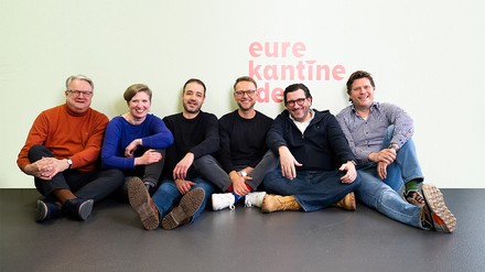 Ab sofort Partner (v. l.): Oliver Vellage, Regionalleitung Südwest bei Dussmann, Gudrun Schaulinski, Leiterin Geschäftsentwicklung Deutschland Vertrieb und Sparten bei Dussmann, Oliver Meiser und Jan Dinter, Co-Founder eurekantine.de, Christian Hamerle, Head of Food Service Innovation bei Dussmann, und Martin Lisson, Operations Director Food Service (Foto: © eurekantine.de) Dussmann kooperiert mit eurekantine.de
