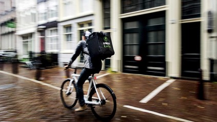 Uber Essenslieferant auf Fahrrad