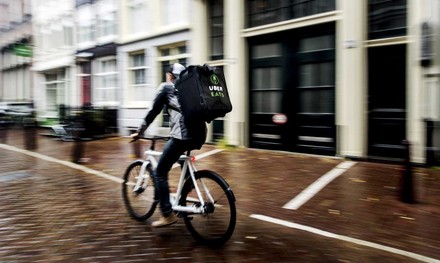 Uber Essenslieferant auf Fahrrad