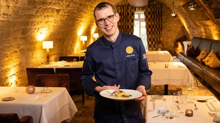 Philipp Helzle, Küchenchef des Restaurants „Jungborn“ im Bad Sobernheimer Hotel BollAnts Spa im Park, ist glücklich, dass seine Küche nun schon zum neunten Mal mit einem Michelin-Stern ausgezeichnet wurde. (Foto: © Philipp Helzle, BollAnts Spa im Park) Philipp Helzle