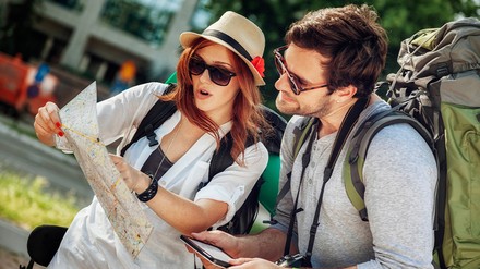 Deutsche Beherbergungsbetriebe verbuchten im Februar dieses Jahres 26,4 Millionen Übernachtungen in- und ausländischer Gäste. (Foto: © Dangubic/stock.adobe.com) Pärchen, das auf eine Stadtkarte schaut