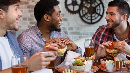 Ein Burger ist nie verkehrt. (Foto: Prostock-studio /stock.adobe.com) Ein Burger ist nie verkehrt.