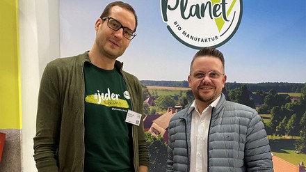 Govinda Thaler (links) und Tobias Grau (rechts) freuen sich, dass ihre Zusammenarbeit die Erwartungen übertroffen hat. (Foto: © Vivantes Netzwerk für Gesundheit) Govinda Thaler und Tobias Grau