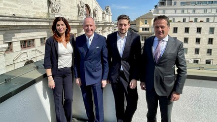 v. l.: Daniela Righi (Mira-Gründerin und Geschäftsführerin), Karl J. Pojer (CEO Touristik DSR Hotel Holding), Marco Koch (CFO DSR Hotel Holding), Alessandro Vadagnini (Mira-Gründer und Geschäftsführer) (Foto: © DSR Hotel Holding GmbH) Daniela Righi, Karl J. Pojer, Marco Koch und Alessandro Vadagnini