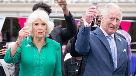 König Charles III. und Queen Camilla haben ein Rezept für eine „Krönungs-Quiche“ bekannt gegeben. (Foto: © picture alliance / empics | Stefan Rousseau) König Charles III. und Queen Camilla