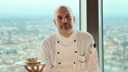 Clemens Kriegerowski zaubert den Frühling auf die Teller. (Foto: © Berliner Fernsehturm) Clemens Kriegerowski zaubert den Frühling auf die Teller.