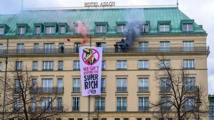Klimaaktivisten zündeten am 13. April 2023 Rauchbomben von einem Balkon des Hotels Adlon. (Foto: © picture alliance / PIC ONE | Stefan Müller) Klimaaktivisten zünden Rauchbomben von einem Balkon des Hotels Adlon.