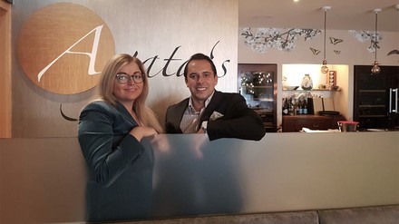 Agata Reul und Hoteldirektor Daniel Gust freuen sich über den zehnten Stern für das Restaurant Agata’s. (Foto: © Living Hotels) Agata Reul und Daniel Gust