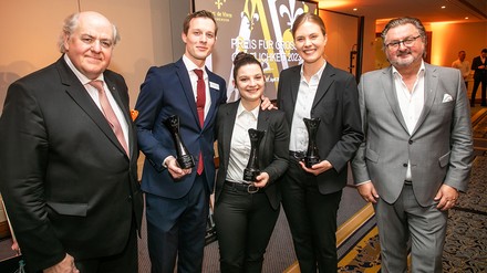 V.l.n.r. Präsident Hans Stefan Steinheuer, Dennis Liskowskis (Platz 3), Vanessa Lieser (Platz 1), Jeannine Hahlbohm (Platz 2) und Hubert Obendorfer, Geschäftsführer von L’Art de Vivre. (Foto: © Christian Kielmann) V.l.n.r. Präsident Hans Stefan Steinheuer, Dennis Liskowskis (Platz 3), Vanessa Lieser (Platz 1), Jeannine Hahlbohm (Platz 2) und Hubert Obendorfer, Geschäftsführer von L’Art de Vivre.