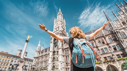 Einen wichtigen Beitrag zur touristischen Entwicklung im Freistaat leisten: Das Bayerische Zentrum für Tourismus schreibt bis zu vier Forschungsprojekte 2023/2024 aus. (Foto: © EdNurg/stock.adobe.com) Touristin vor dem Rathaus in München