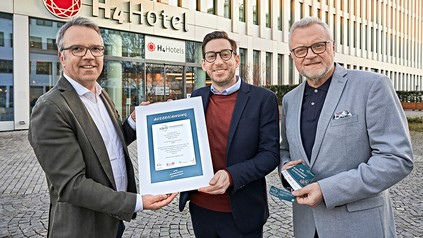 V.l.n.r. Torsten von Borstel Geschäftsführer United Against Waste e.V., Philipp Kempers, Cluster F&B Manager H4 und H2 Hotel München Messe, Jürgen Schmieder, Director of Food H-Hotels.