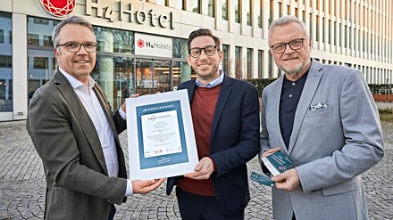 V.l.n.r. Torsten von Borstel Geschäftsführer United Against Waste e.V., Philipp Kempers, Cluster F&B Manager H4 und H2 Hotel München Messe, Jürgen Schmieder, Director of Food H-Hotels. (Foto: © H-Hotels.com) V.l.n.r. Torsten von Borstel Geschäftsführer United Against Waste e.V., Philipp Kempers, Cluster F&B Manager H4 und H2 Hotel München Messe, Jürgen Schmieder, Director of Food H-Hotels.