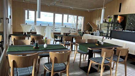 Moderne Einrichtung mit Holzstühlen und Hängelampen im Burgrestaurant Helene