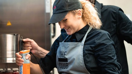 Zuzanna Zuber, Chef de Partie im Grefis Hotel, hat Freude an ihrer Arbeit. (Foto: © Grefis Hotel) Zuzanna Zuber