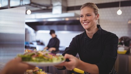 Essensausgabe in einer Kantine