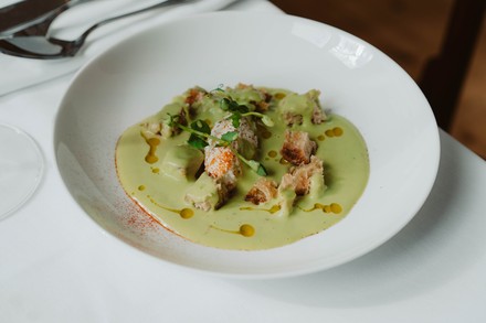 Cremesuppe aus geeisten Erbsen. (Foto: © Florian Kroll)