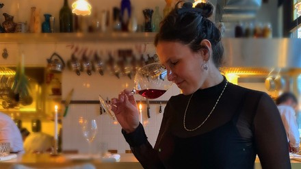 Natasha Katz zog vor 1,5 Jahren nach Berlin und wurde Sommelière im neueröffneten Restaurant Berta. (Foto: © BERTA Berlin) Natasha Katz