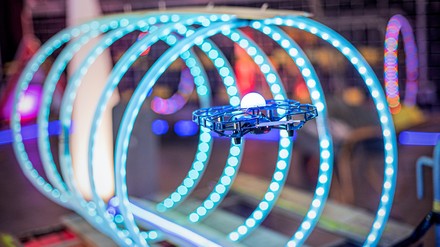 Mit Drohnen werden im Mercure Tagungs- & Landhotel Krefeld innovative Incentives realisiert. (Foto: © DRONEVENT GMBH) Eine fliegende Drohne