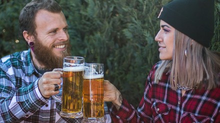 Das Bier schmeckt besser, wenn es bezahlbar ist. (Foto: © Michael Eichhammer/ stock.adobe.com) Ein junges Pärchen sitzt im Biergarten und prostet sich mit einem Bier zu.