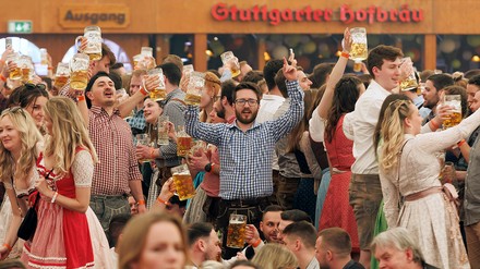 Besucher jubeln nach dem Fassanstich in „Grandls Hofbräuzelt“. Nach dem „Frühlingsfest light“ im vergangenen Jahr ist wieder ein Fest in normalem Rahmen geplant. (Foto: © picture alliance/dpa | Julian Rettig) Besucher jubeln nach dem Fassanstich in „Grandls Hofbräuzelt“. Nach dem „Frühlingsfest light“ im vergangenen Jahr ist wieder ein Fest in normalem Rahmen geplant.