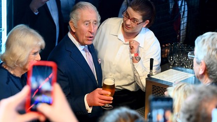 In Zeiten hoher Energie- und Lebensmittelpreise sehen britische Gastronomen und Hotelbetreiber in der anstehenden Krönung von König Charles III. die Möglichkeit für einen deutlichen Umsatzschub. (Foto: © picture alliance/dpa | Jonas Walzberg) König Charles III. von Großbritannien hält neben Königsgemahlin Camilla ein selbst gezapftes Bier in der Hand